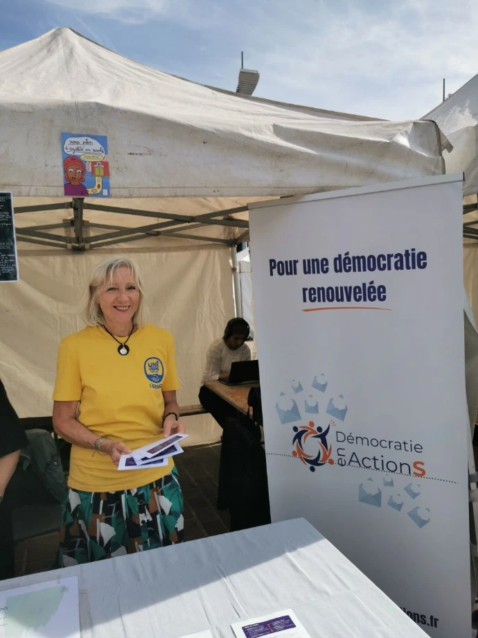 Martine Barondeau au stand de Démocratie en ActionS lors du festival UniVers