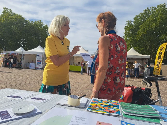 Martine Barondeau au stand de Démocratie en ActionS lors du festival UniVers